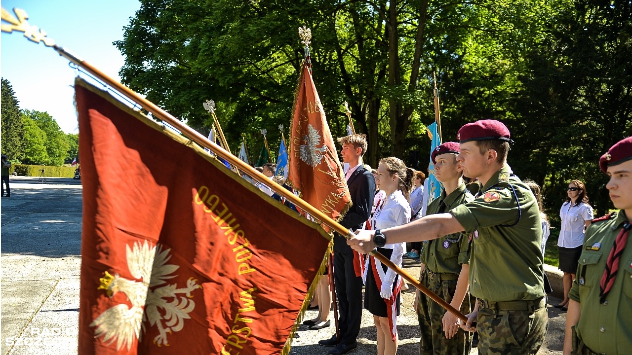 Specjalnie z Petersburga przyjechał na szczeciński Cmentarz Centralny, by złożyć tu kwiaty w dzień zakończenia II wojny światowej. To Rosjanin Jewgienij Boszakow. Obok lokalnych władz, przedstawicieli wojska i policji również on - w 73. rocznicę zakończenia walk - wziął udział w uroczystościach przy Pomniku Braterstwa Broni.