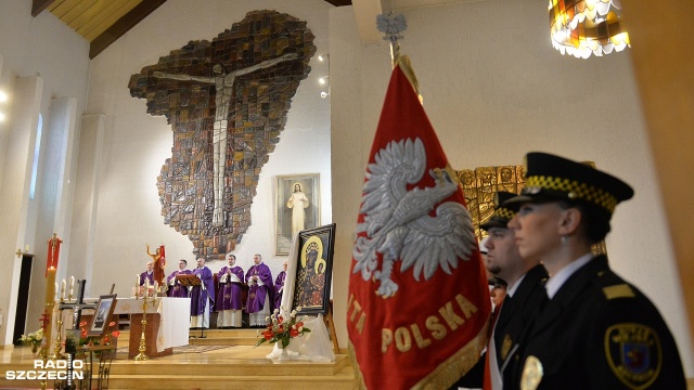 Uroczystości pogrzebowe Antoniego Kadziaka, działacza szczecińskiej "Solidarności" i przywódcy strajku w Polmozbycie w sierpniu 1980 roku, odbyły się w sobotę w kościele ojców Jezuitów przy ulicy Pocztowej w Szczecinie. Fot. Łukasz Szełemej [Radio Szczeci Pożegnali działacza szczecińskiej "Solidarności" [ZDJĘCIA]