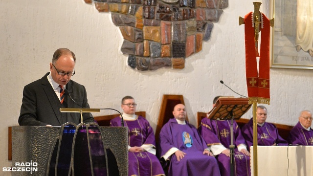 Uroczystości pogrzebowe Antoniego Kadziaka, działacza szczecińskiej "Solidarności" i przywódcy strajku w Polmozbycie w sierpniu 1980 roku, odbyły się w sobotę w kościele ojców Jezuitów przy ulicy Pocztowej w Szczecinie. Fot. Łukasz Szełemej [Radio Szczeci Pożegnali działacza szczecińskiej "Solidarności" [ZDJĘCIA]