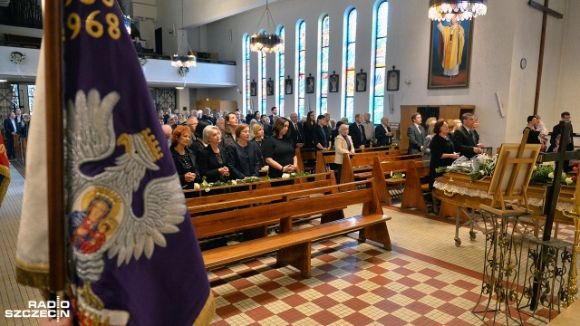 Uroczystości pogrzebowe Antoniego Kadziaka, działacza szczecińskiej "Solidarności" i przywódcy strajku w Polmozbycie w sierpniu 1980 roku, odbyły się w sobotę w kościele ojców Jezuitów przy ulicy Pocztowej w Szczecinie. Fot. Łukasz Szełemej [Radio Szczeci Pożegnali działacza szczecińskiej "Solidarności" [ZDJĘCIA]