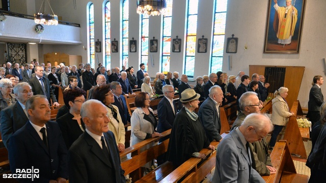 Uroczystości pogrzebowe Antoniego Kadziaka, działacza szczecińskiej "Solidarności" i przywódcy strajku w Polmozbycie w sierpniu 1980 roku, odbyły się w sobotę w kościele ojców Jezuitów przy ulicy Pocztowej w Szczecinie. Fot. Łukasz Szełemej [Radio Szczeci Pożegnali działacza szczecińskiej "Solidarności" [ZDJĘCIA]