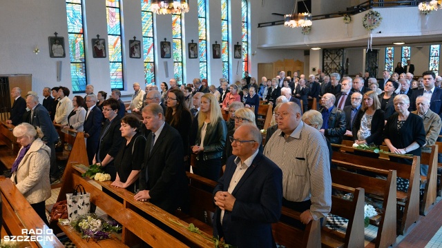 Uroczystości pogrzebowe Antoniego Kadziaka, działacza szczecińskiej "Solidarności" i przywódcy strajku w Polmozbycie w sierpniu 1980 roku, odbyły się w sobotę w kościele ojców Jezuitów przy ulicy Pocztowej w Szczecinie. Fot. Łukasz Szełemej [Radio Szczeci Pożegnali działacza szczecińskiej "Solidarności" [ZDJĘCIA]