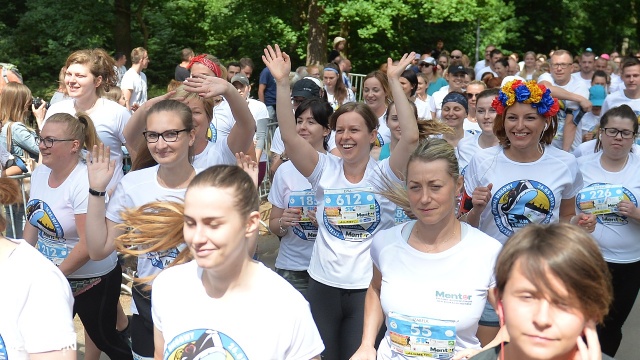 Charytatywny bieg "Piątka z Gwiazdami" w Szczecinie. Fot. Łukasz Szełemej [Radio Szczecin] Pobiegli wokół Arkonki, by pomóc podopiecznym hospicjum [DUŻO ZDJĘĆ]