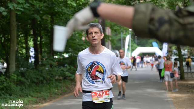 Charytatywny bieg "Piątka z Gwiazdami" w Szczecinie. Fot. Łukasz Szełemej [Radio Szczecin] Pobiegli wokół Arkonki, by pomóc podopiecznym hospicjum [DUŻO ZDJĘĆ]