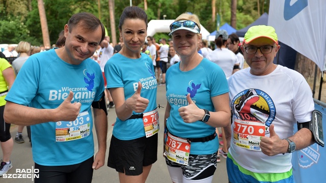 Charytatywny bieg "Piątka z Gwiazdami" w Szczecinie. Fot. Łukasz Szełemej [Radio Szczecin] Pobiegli wokół Arkonki, by pomóc podopiecznym hospicjum [DUŻO ZDJĘĆ]