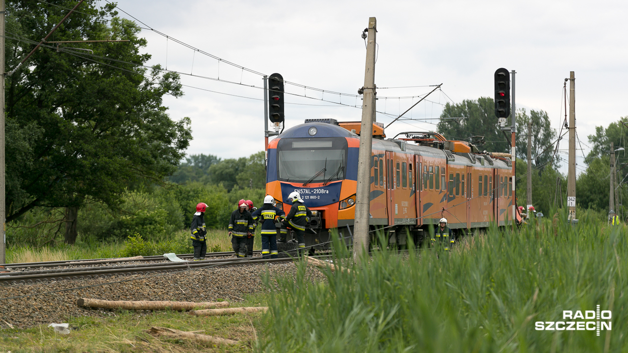 Kierowca samochodu osobowego, który zderzył się z pociągiem na przejeździe kolejowym w Rzyszczewie, w powiecie sławieńskim, był pod wpływem alkoholu - informuje policja. W samochodzie jechały trzy osoby, ale nadal nie chcą wskazać kto był kierowcą.