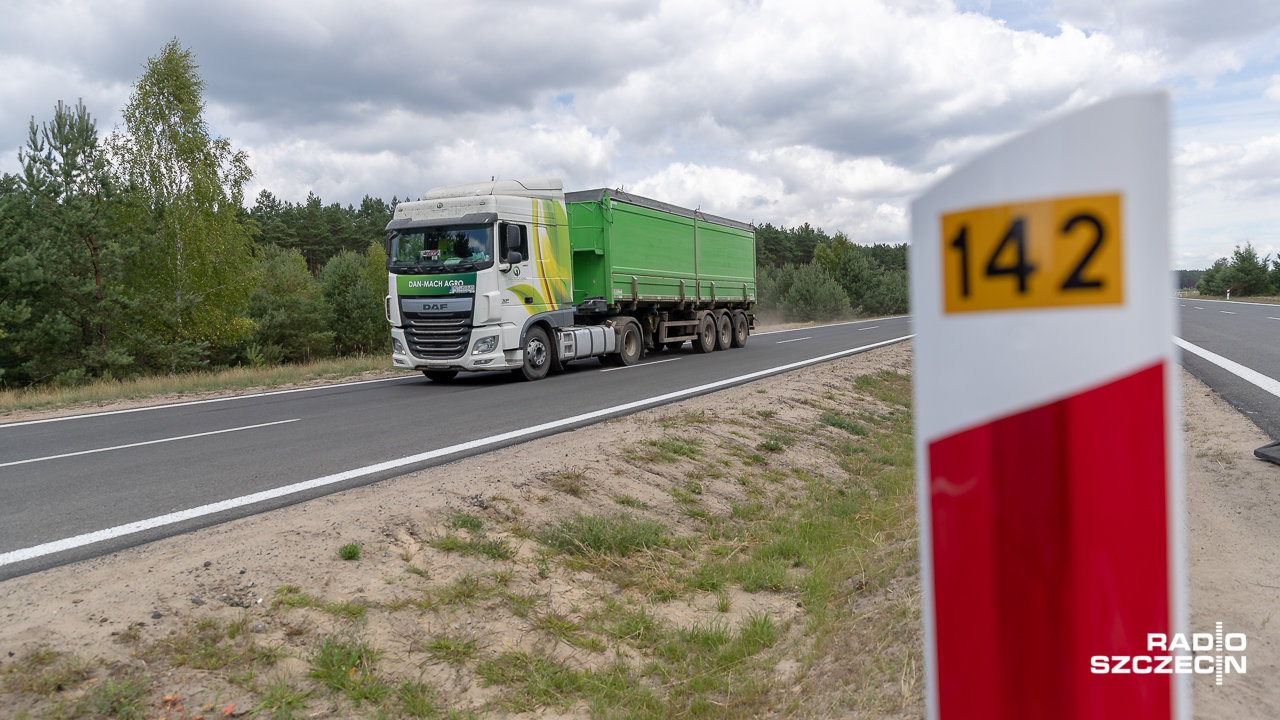 Chociwelka otwarta dla kierowców, ale w wielu miejscach nadal są informacje o tym, że jest ona zamknięta.