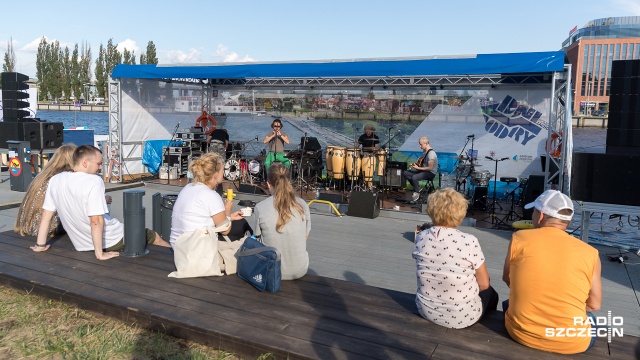 Dni Odry w Szczecinie. Fot. Robert Stachnik [Radio Szczecin] Szanty, folk i pływająca scena. Zaczęły się Dni Odry [ZDJĘCIA]