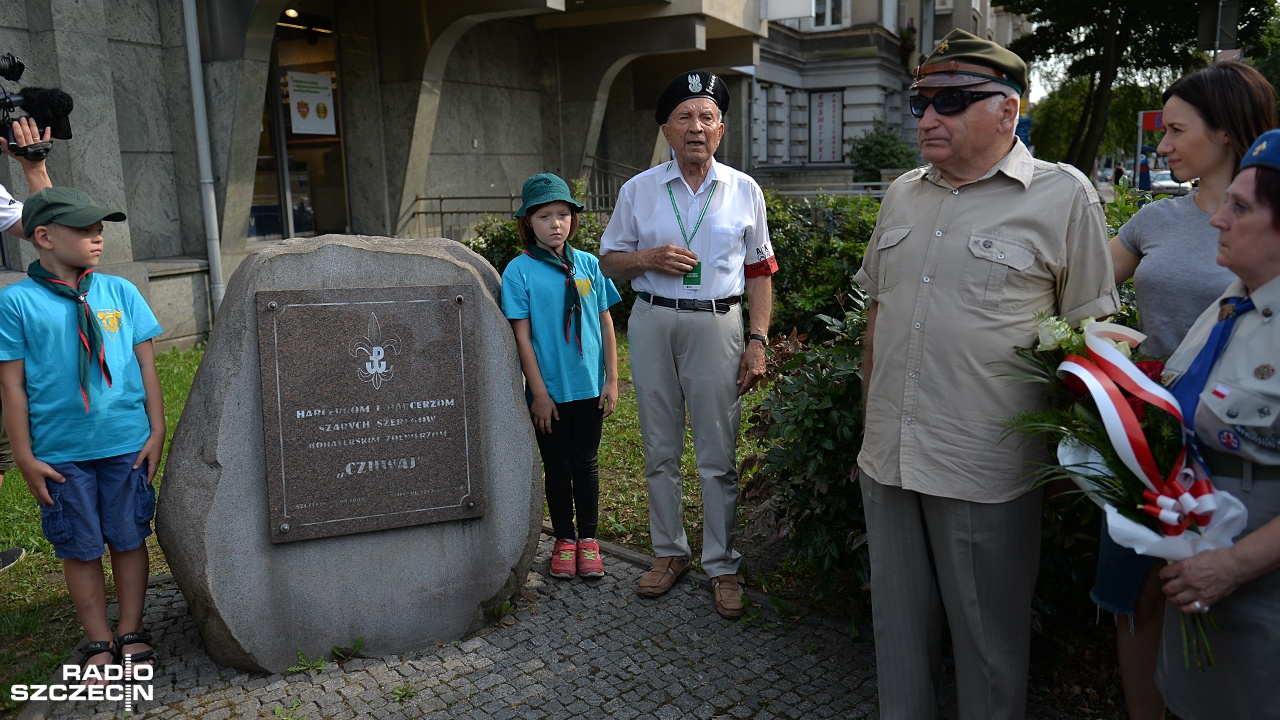 Szczecinianie złożyli kwiaty pod tablicą upamiętniającą harcerzy-żołnierzy Szarych Szeregów. To z okazji 74. rocznicy wybuchu Powstania Warszawskiego.
