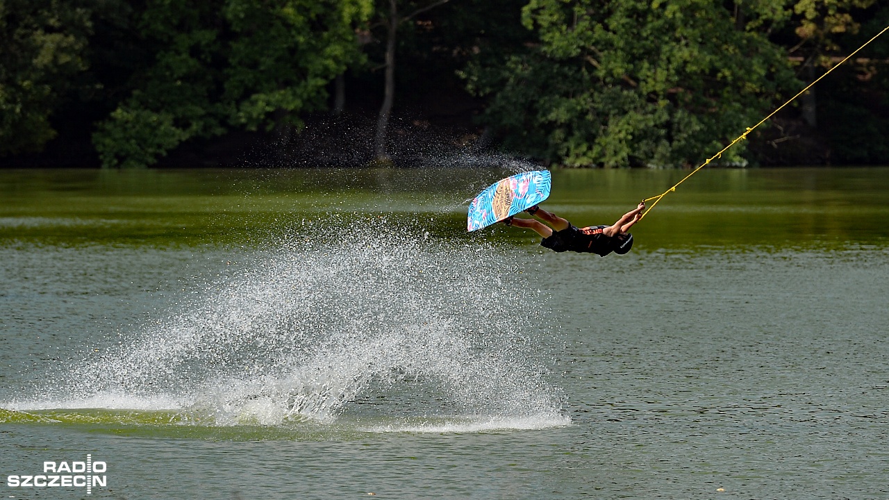 Najlepsi wakeboarderzy i wakeskaterzy będą rywalizować na jeziorze Głębokie. O godzinie 8 ruszają Międzynarodowe Mistrzostwa Polski w Wakeboardzie na małym wyciągu.
