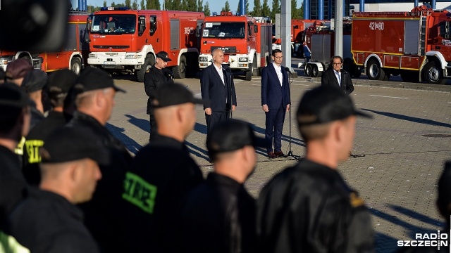 Polscy strażacy, którzy przez dwa tygodnie pomagali gasić pożary w środkowej Szwecji, powrócili do Polski. Po 6.30 strażaków przywitali premier Mateusz Morawiecki oraz ministrowie: spraw wewnętrznych Joachim Brudziński oraz gospodarki morskiej i żeglugi ś Strażacy po szwedzkiej misji już w Świnoujściu. Premier: Polska jest z Was dumna [ZDJĘCIA]