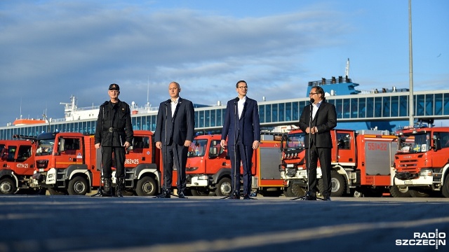 Polscy strażacy, którzy przez dwa tygodnie pomagali gasić pożary w środkowej Szwecji, powrócili do Polski. Po 6.30 strażaków przywitali premier Mateusz Morawiecki oraz ministrowie: spraw wewnętrznych Joachim Brudziński oraz gospodarki morskiej i żeglugi ś Strażacy po szwedzkiej misji już w Świnoujściu. Premier: Polska jest z Was dumna [ZDJĘCIA]