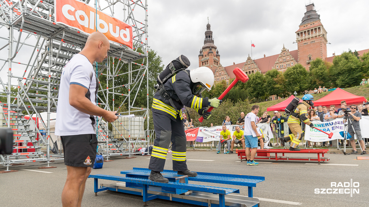 Sztafety i tandemy będą w sobotę rywalizować w zawodach Firefighter Combat Challenge. To ósma edycja imprezy w Szczecinie. Strażacy rywalizują na Wałach Chrobrego.
