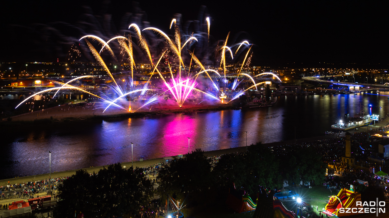 Zbliża się pierwszy pokaz sobotniej nocy - przed szczecińską publicznością zaprezentuje się firma Pyrotex Fireworks z Anglii.