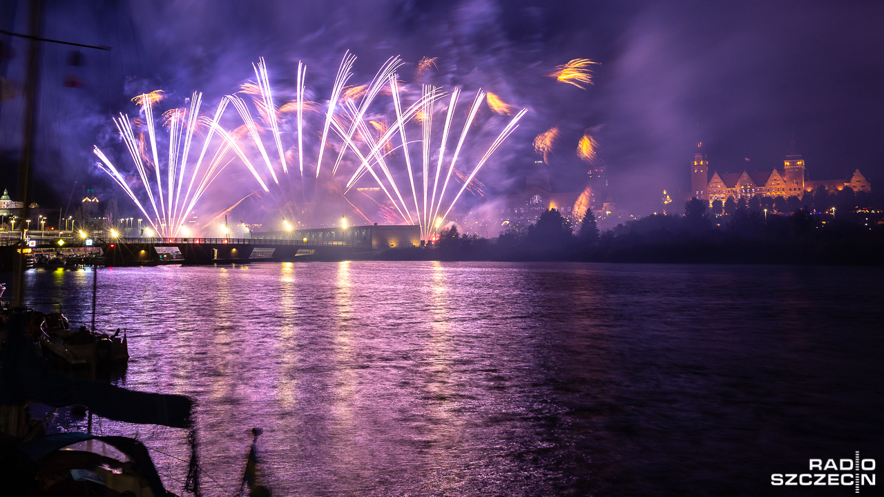 Fajerwerki z Malezji, Francji, Czech i tradycyjnie z Polski - w piątek wieczorem w Szczecinie wystartował festiwal sztucznych ogni Pyromagic.