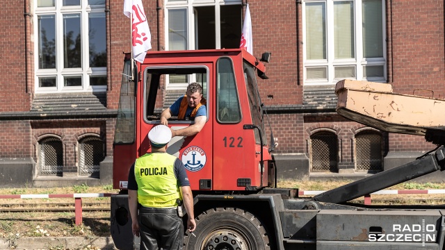 Portowcy przejechali swoimi maszynami przez całe miasto. Fot. Robert Stachnik [Radio Szczecin] Protest w porcie. Czego domagają się związkowcy? [WIDEO, DUŻO ZDJĘĆ]