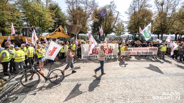 Fot. Robert Stachnik [Radio Szczecin] Protest w porcie. Czego domagają się związkowcy? [WIDEO, DUŻO ZDJĘĆ]