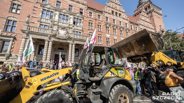 Fot. Robert Stachnik [Radio Szczecin] Protest w porcie. Czego domagają się związkowcy? [WIDEO, DUŻO ZDJĘĆ]