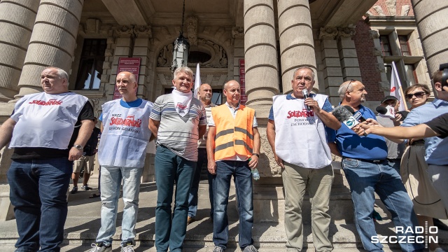 Fot. Robert Stachnik [Radio Szczecin] Protest w porcie. Czego domagają się związkowcy? [WIDEO, DUŻO ZDJĘĆ]