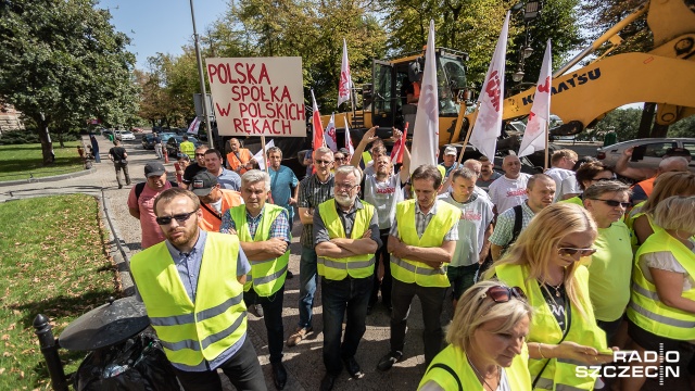 Fot. Robert Stachnik [Radio Szczecin] Protest w porcie. Czego domagają się związkowcy? [WIDEO, DUŻO ZDJĘĆ]