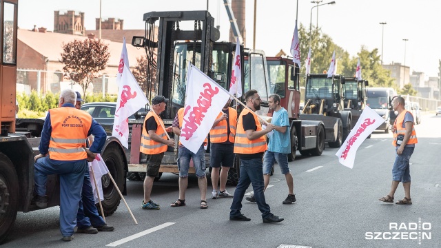 Fot. Robert Stachnik [Radio Szczecin] Protest w porcie. Czego domagają się związkowcy? [WIDEO, DUŻO ZDJĘĆ]