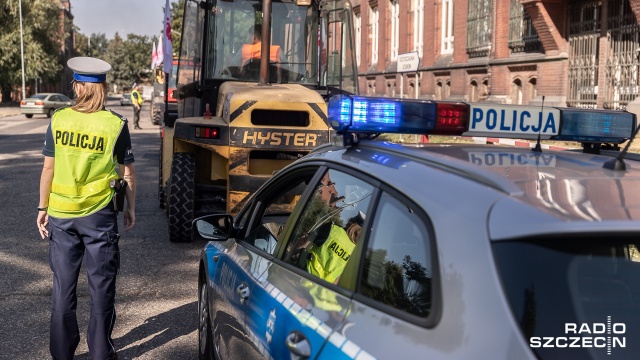 Portowcy przejechali swoimi maszynami przez całe miasto. Fot. Robert Stachnik [Radio Szczecin] Protest w porcie. Czego domagają się związkowcy? [WIDEO, DUŻO ZDJĘĆ]