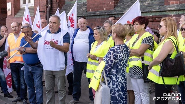 Fot. Robert Stachnik [Radio Szczecin] Protest w porcie. Czego domagają się związkowcy? [WIDEO, DUŻO ZDJĘĆ]