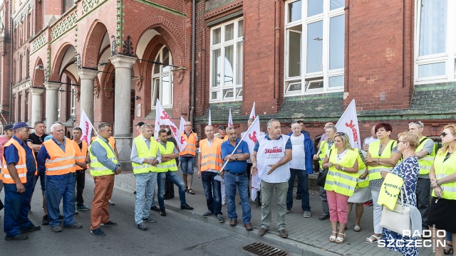 Fot. Robert Stachnik [Radio Szczecin] Protest w porcie. Czego domagają się związkowcy? [WIDEO, DUŻO ZDJĘĆ]