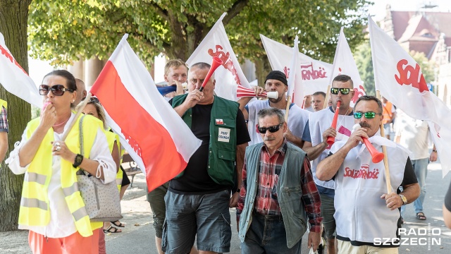 Fot. Robert Stachnik [Radio Szczecin] Protest w porcie. Czego domagają się związkowcy? [WIDEO, DUŻO ZDJĘĆ]