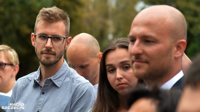 Piotr Czypicki wraz ze swoimi kandydatami do rady miasta spotkał się z dziennikarzami na Stołczynie. Fot. Łukasz Szełemej [Radio Szczecin] Kandydat na prezydenta chce ożywić "zapomniane osiedla" Szczecina [ZDJĘCIA]