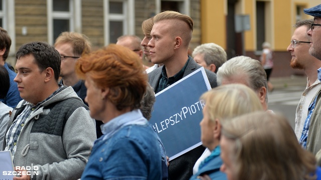 Piotr Czypicki wraz ze swoimi kandydatami do rady miasta spotkał się z dziennikarzami na Stołczynie. Fot. Łukasz Szełemej [Radio Szczecin] Kandydat na prezydenta chce ożywić "zapomniane osiedla" Szczecina [ZDJĘCIA]