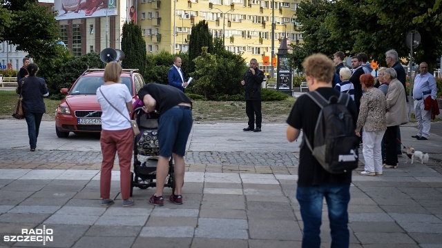 Fot. Łukasz Szełemej [Radio Szczecin] Protest w obronie wolności słowa w internecie [ZDJĘCIA]