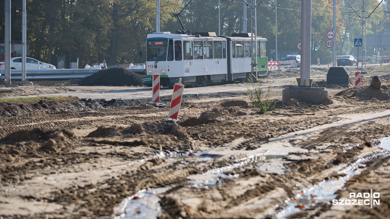 W sobotę, w związku z kolejnym etapem przebudowy ulicy Arkońskiej w Szczecinie, wprowadzono zmiany w komunikacji miejskiej. Zamiast tramwajów, kursują autobusy.