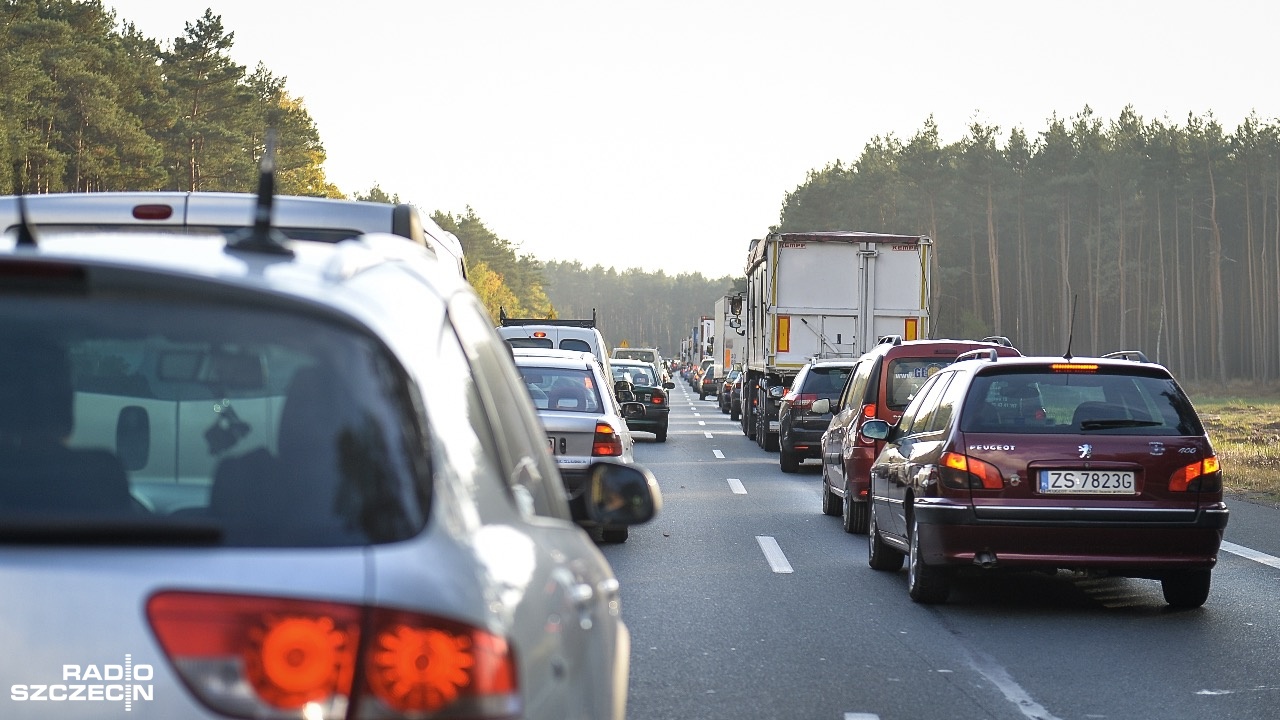 Jeszcze przez kilka dni kierowcy korzystający z Autostrady A6 będą na jej fragmencie poruszać się tylko jednym pasem ruchu. Chodzi o odcinek między węzłami Rzęśnica i Dąbie, który w kierunku Berlina i Kołbaskowa nadal jest zawężony.