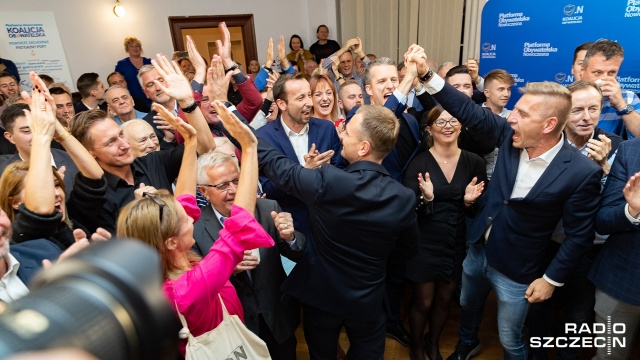 Sztab wyborczy Koalicji Obywatelskiej Platforma.Nowoczesna. Fot. Robert Stachnik [Radio Szczecin] W sztabie PO euforia. Sławomir Nitras na razie studzi emocje [ZDJĘCIA]