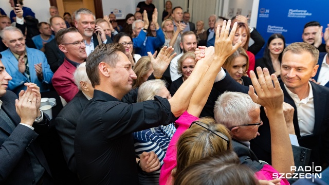 Sztab wyborczy Koalicji Obywatelskiej Platforma.Nowoczesna. Fot. Robert Stachnik [Radio Szczecin] W sztabie PO euforia. Sławomir Nitras na razie studzi emocje [ZDJĘCIA]