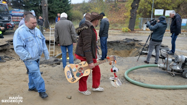 Od wtorkowego wieczora naprawiany jest nie tylko główny rurociąg przesyłowy, ale także kilka studzienek kanalizacyjnych i kilkaset metrów kwadratowych nawierzchni asfaltowej. Fot. Łukasz Szełemej [Radio Szczecin] Najpoważniejsza awaria w ostatniej dekadzie. Problemy kierowców i pasażerów w Podjuchach [WIDEO, ZDJĘCIA]