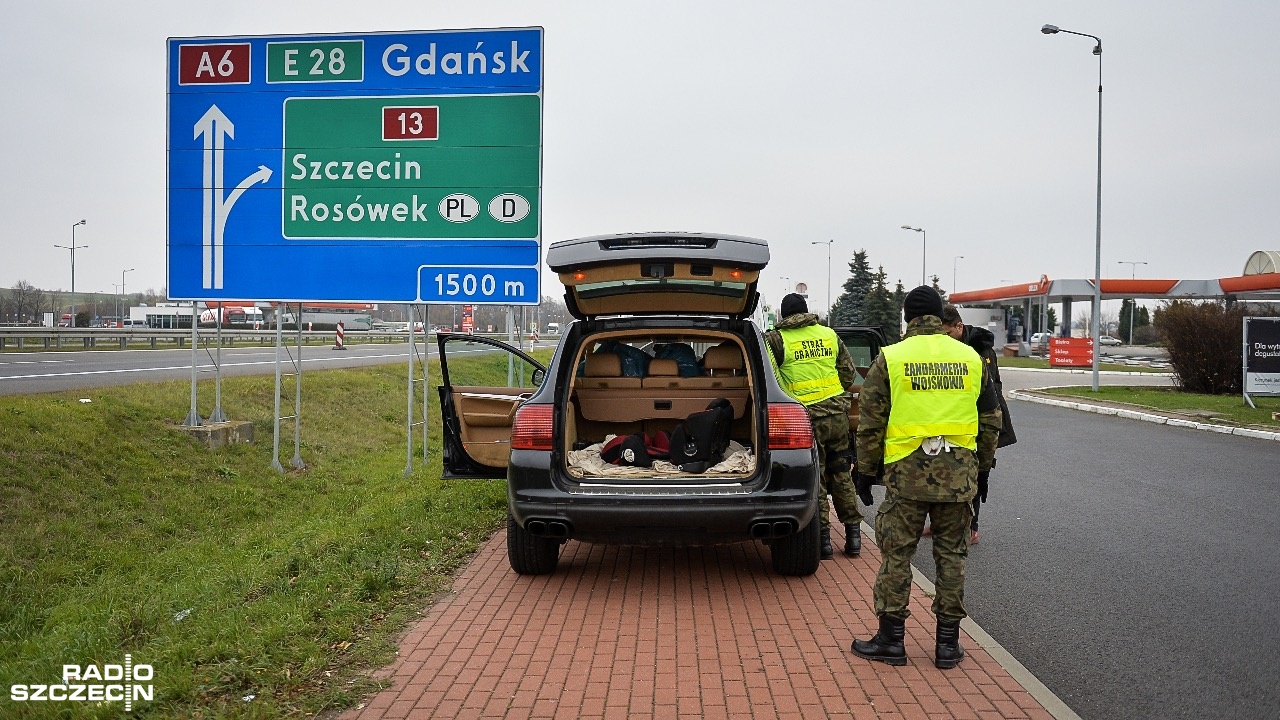 Szukają kradzionych samochodów albo przestępców, którzy mimo wyroków nie siedzą w więzieniu - tak Straż Graniczna opisuje wprowadzone w czwartek kontrole na granicach.