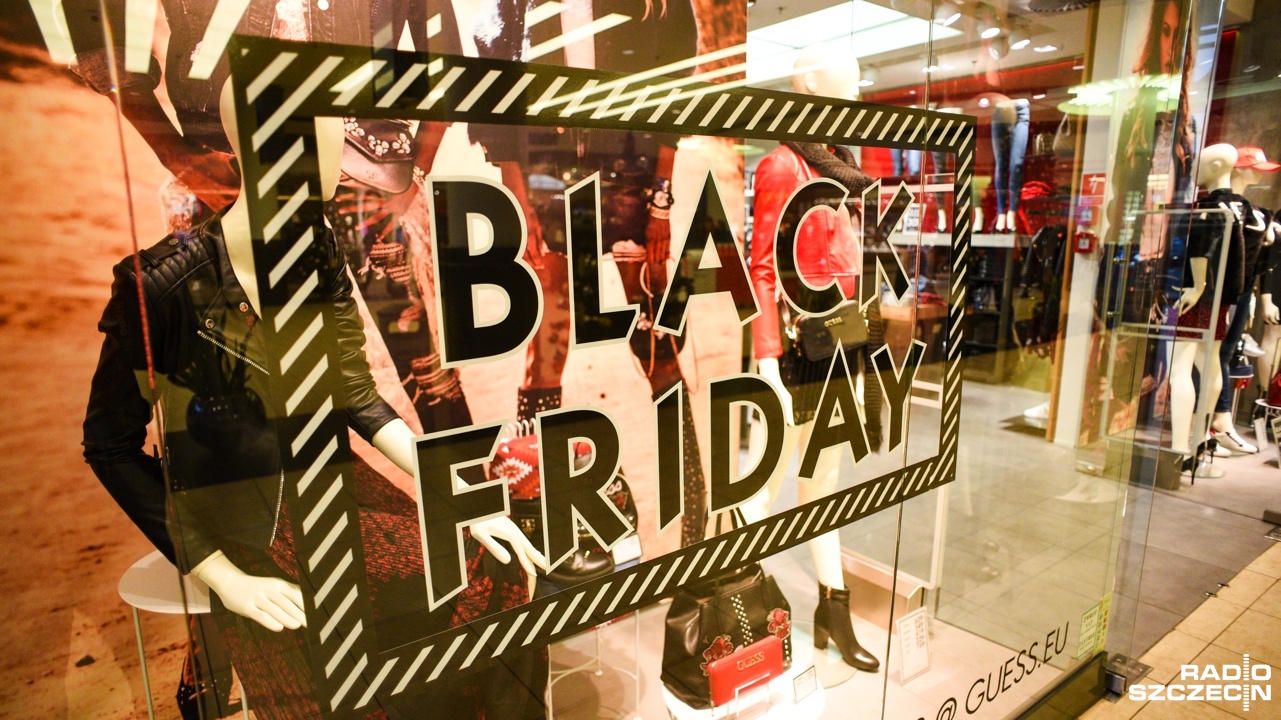 Korzystając z promocji w sklepach, warto sprawdzić czy oferowane ceny naprawdę są atrakcyjne. W najbliższy piątek przypada Black Friday. W związku z tym wielu przedsiębiorców kusi klientów niższymi cenami.