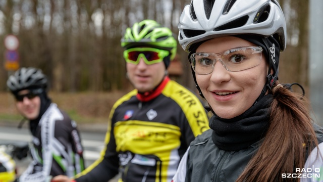 Po co spać do popołudnia, skoro można spalić trochę kalorii - pytają uczestnicy noworocznego rajdu rowerowego i ruszają w 30-kilometrową trasę.