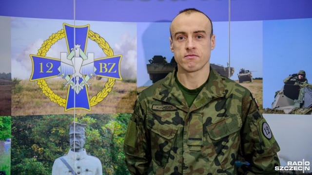 Żołnierz 12 Brygady Zmechanizowanej ze Szczecina oddał szpik dziecku z Białorusi. Starszy szeregowy Andrzej Kuśmider, za namową żony, w czerwcu zarejestrował się w bazie dawców fundacji DKMS. W październiku dostał telefon, że ma szansę zostać faktycznym dawcą.