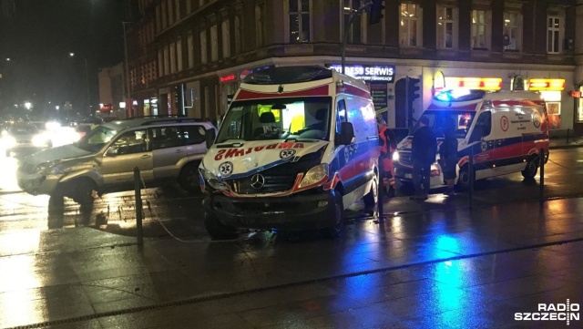 Samochód osobowy zderzył się z karetką przy centrum handlowym Kaskada w Szczecinie. Do stłuczki doszło we wtorek po godzinie 18 na skrzyżowaniu ul. Kaszubskiej i Obrońców Stalingradu.