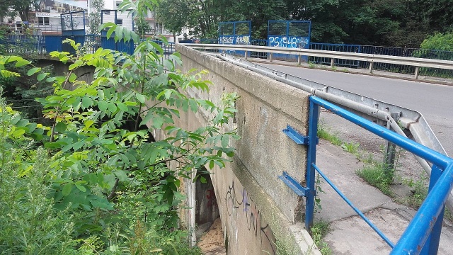 Przebudowa i modernizacja wiaduktu nad torami kolejowymi na ulicy Hożej w Szczecinie z poślizgiem.