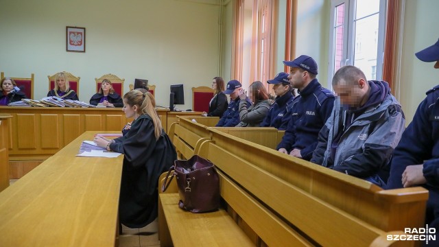 Ruszył proces przeciwko Ryszardowi D. i Elżbiecie B. którzy w ubiegłym roku porwali 12-letniej Amelkę. Para wciągnęła dziewczynkę w nocy do samochodu i przetrzymywała ją w aucie w lasach koło Kamienia Pomorskiego i Nowogardu.