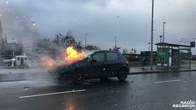 Kiedy ogień zaczął wydobywać się spod maski, kierowca zatrzymał się za przystankiem autobusowym, w stronę Wałów Chrobrego. Pożar komory silnika został już ugaszony, nikomu nic się nie stało.