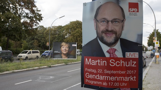 Lider SPD Martin Schulz ostro krytykuje Polskę, Węgry a także Austrię za odmowę przyjmowania uchodźców.