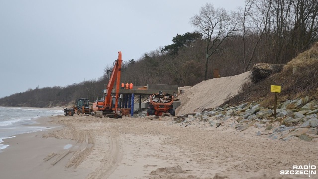 Ponad rok mieszkańcy Kołobrzegu i turyści czekają na nowe zejście na miejscową plażę zachodnią. Stare zostało zniszczone przez sztorm.