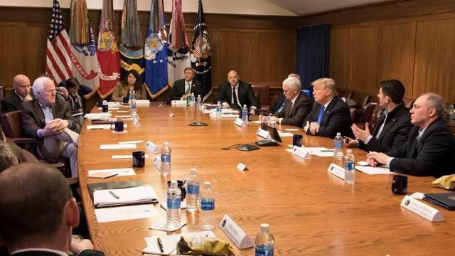 Donald Trump i przywódcy republikańscy w Kongresie przygotowują strategię na 2018 rok. Podczas spotkania w prezydenckim ośrodku Camp David pod Waszyngtonem politycy amerykańskiej partii rządzącej debatują, jak zrealizować obietnice wyborcze przed jesiennymi wyborami parlamentarnymi.