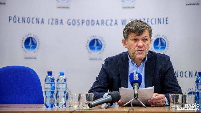 Broni się przed zarzutami swoich przeciwników w Północnej Izbie Gospodarczej i atakuje Radio Szczecin - były prezes PIG-u Dariusz Więcaszek twierdzi w publicznym oświadczeniu, że nasza publikacja, dodatkowo wznieciła emocje przed głosowaniem nad odwołaniem mnie z funkcji Prezesa.