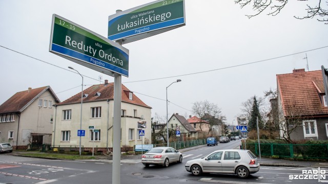 Nie będzie sygnalizacji świetlnej na skrzyżowaniu ul. Łukasińskiego i Reduty Ordona na Pogodnie w Szczecinie. Zdaniem władz miasta, ruch w tym miejscu jest dobrze zorganizowany. Urzędnicy dodają, że do kolizji i wypadków dochodzi tam przez nieuwagę kierowców. Ta nieuwaga zmusza panią Danutę, która mieszka w domu przy skrzyżowaniu, by przynajmniej raz w roku remontowała ogrodzenie, w które wjeżdżają samochody.